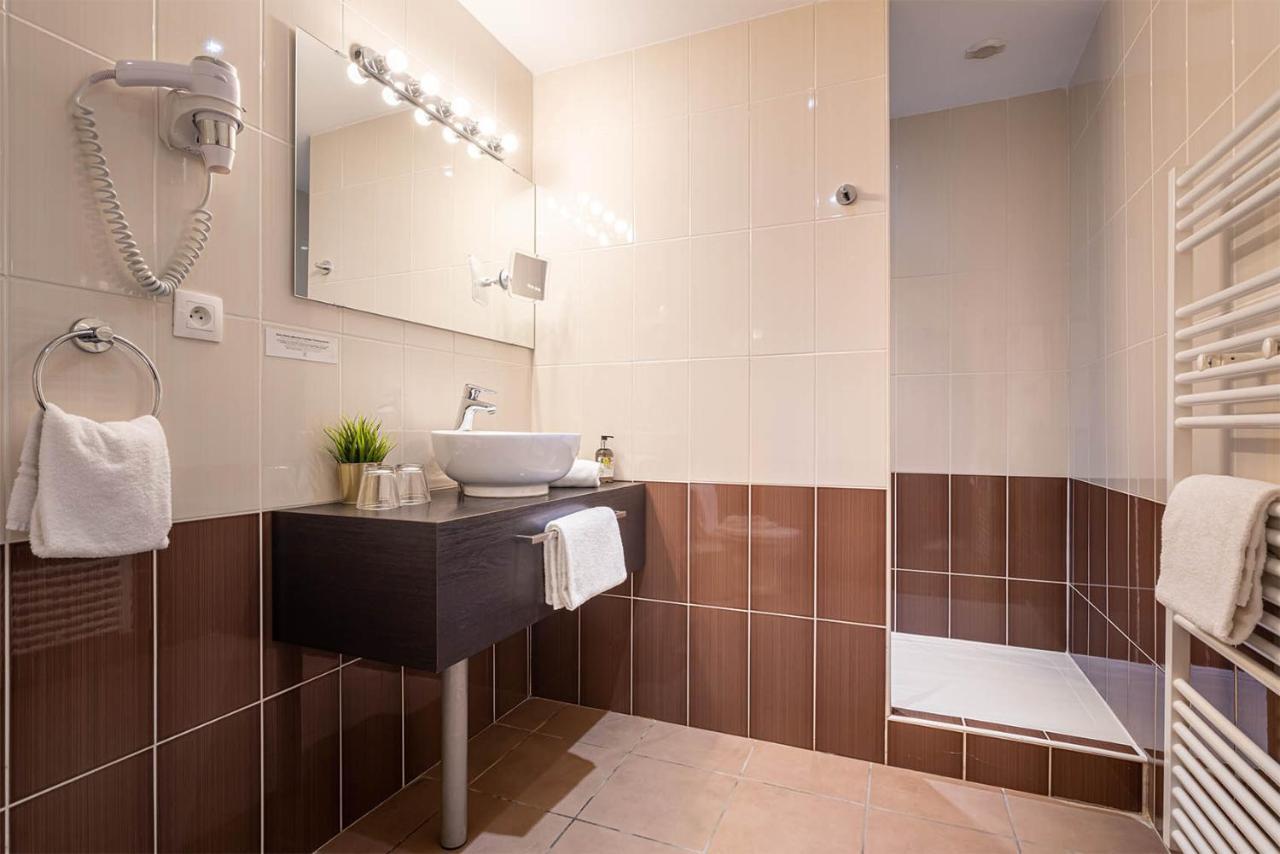 אמבריו ד'אזרגוס Contact Hotels Les Pierres Dorees מראה חיצוני תמונה
