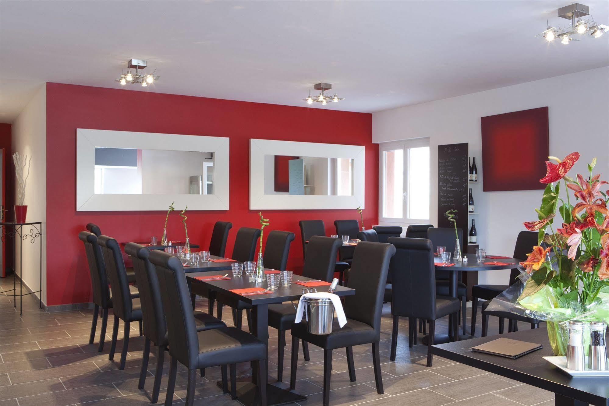 אמבריו ד'אזרגוס Contact Hotels Les Pierres Dorees מראה חיצוני תמונה
